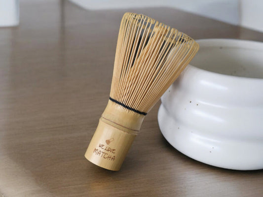 Bamboe matcha whisk gebruikt om matcha te bereiden